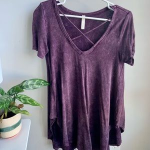 Flowy short-sleeved shirt with v-neck and front details!